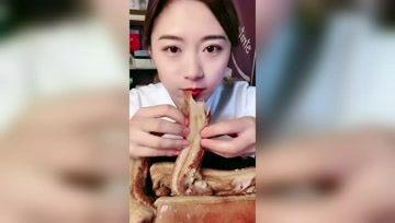 女孩被男孩拐娱乐吃瓜酱