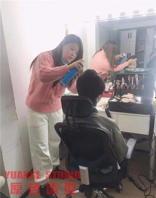 娱乐公司员工吃瓜现场,员工吃瓜现场揭秘幕后故事